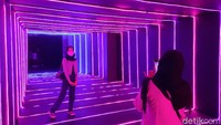 Jika ingin datang ke Popart Jakarta, pastikan traveler memesan tiket terlebih dahulu melalui loket.com. Traveler dapat datang sesuai sesi yang diinginkan. (Putu Intan/detikcom)