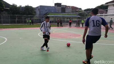 Usai Resmikan Lapangan, Gibran Futsal Bareng Jurnalis Solo