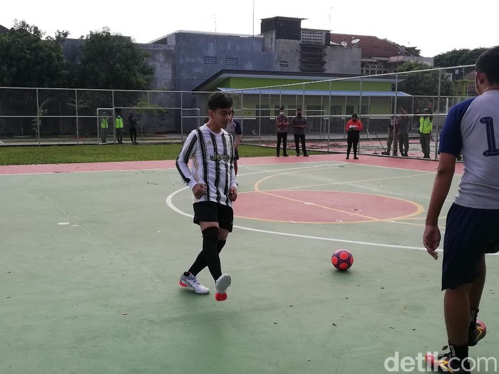 Wali Kota Solo Gibran Rakabuming Raka bermain futsal melawan tim jurnalis Solo di lapangan Futsal Penumping, Laweyan, Jumat (10/12/2021).