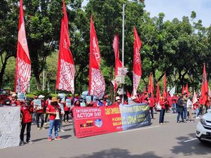 Hari HAM Internasional, Buruh Geruduk Balai Kota Tagih Janji Anies Naikkan UMP