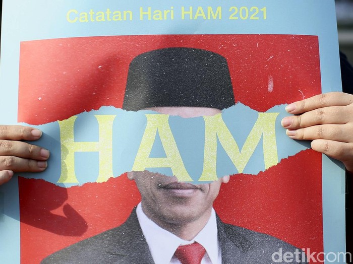 Sejumlah massa dari Buruh dan Mahasiswa menggelar aksi untuk memperingati hari HAM Internasional di Kawasan Patung Kuda, Jakarta, Jumat (10/12/2021).