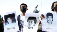 Komisi untuk Orang Hilang dan Korban Tindak Kekerasan (KontraS) turut hadir dengan membawa foto para korban HAM di masa lalu.