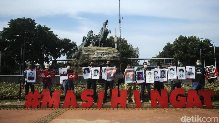 Sejumlah massa dari Buruh dan Mahasiswa menggelar aksi untuk memperingati hari HAM Internasional di Kawasan Patung Kuda, Jakarta, Jumat (10/12/2021).