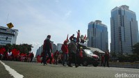 Massa buruh sebelumnya melakukan long march dari Balai Kota DKI Jakarta.