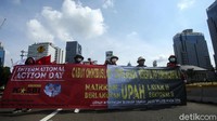 Setiba di Patung Kuda, massa berorasi menyampaikan tuntutannya, di antaranya kenaikan upah buruh.
