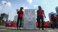 Selain menuntut kenaikan upah, massa buruh mempertanyakan putusan Mahkamah Konstitusi (MK) mengenai uji formil UU Cipta Kerja.