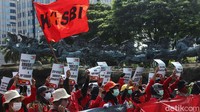 Saat ini massa demo buruh di Patung Kuda, Jakarta, sudah membubarkan diri. Ruas Jalan Medan Merdeka Barat kini telah dibuka kembali.