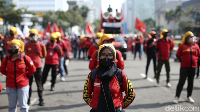 Sejumlah massa dari Buruh dan Mahasiswa menggelar aksi untuk memperingati hari HAM Internasional di Kawasan Patung Kuda, Jakarta, Jumat (10/12/2021).