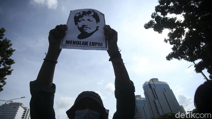 Sejumlah massa dari Buruh dan Mahasiswa menggelar aksi untuk memperingati hari HAM Internasional di Kawasan Patung Kuda, Jakarta, Jumat (10/12/2021).