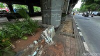 Saat ini terkesan tidak terawat bahkan kondisi fisik pot terlihat hancur berantakan.  
