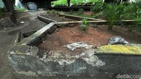 Salah seorang warga yang melintas mengeluhkan tidak adanya perhatian dari dinas maupun pimpinan setempat untuk melakukan perawatan dengan mengganti atau mengisi pot-pot kosong tersebut dengan tanaman hias penyejuk mata.  