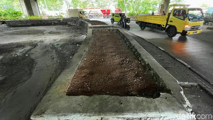 Kondisi pot tanaman hias yang tepat berada di bawah kolong jembatan, Sempet, Tanjung Priok, Jakarta Utara, tampak rusak.