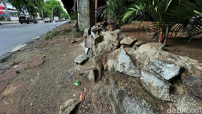 Kondisi pot tanaman hias yang tepat berada di bawah kolong jembatan, Sempet, Tanjung Priok, Jakarta Utara, tampak rusak.