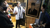 Dalam hal ini pihaknya melaksanakan kegiatan Apresiasi Kreasi Indonesia (AKI) 2021 yang telah berjalan di 16 kota dengan mengangkat tema ‘Produk Indonesia untuk Ekonomi Kuat. Dari pelaksanaan AKI ini Sandi mengakui bahwa pendampingan dan mentoring yang diberikan melalui program AKI ini terbukti mampu tingkatkan pendapatan peserta UMKM 10 kali lipat. 