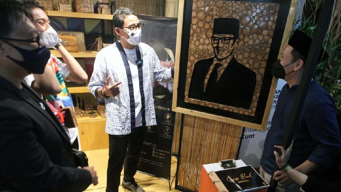 Produk Kreatif Indonesia Meningkat, Omzet UMKM Naik 10 Kali Lipat Menteri Pariwisata dan Ekonomi Kreatif (Menparekraf) Sandiaga Salahuddin Uno mengaku sangat mengapresiasi produksi dari ekonomi kreatif yang ada di indonesia.