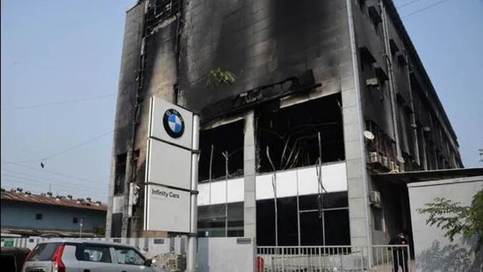 Puluhan Mobil BMW Terbakar di Service Center