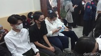 Selain ditemani sang bunda, sahabat Rachel Vennya pun datang memberikan dukungan. Foto: Muhammad Ahsan/detikHOT