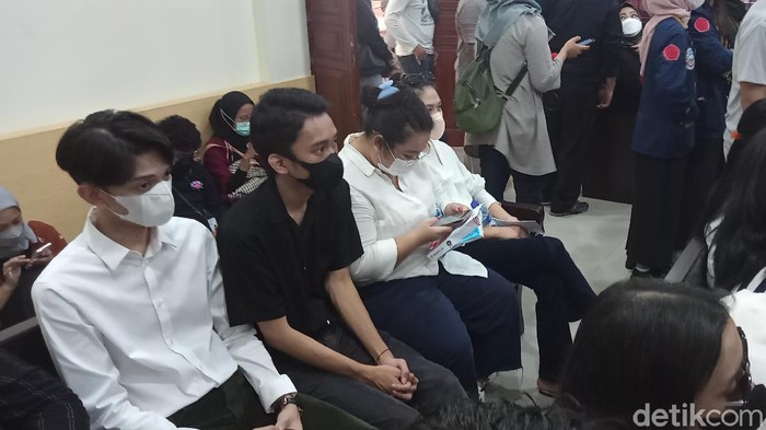 Rachel Vennya Teman-teman memberikan dukungan kepada Rachel Vennya di sidang kabur dari karantina.