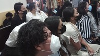 Mereka pun memberikan dukungan kepada Rachel Vennya hari ini. Foto: Muhammad Ahsan/detikHOT
