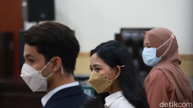Rachel Vennya menjalani sidang kabur dari karantina di Pengadilan Negeri Tangerang, Jumat (10/12/2021).
