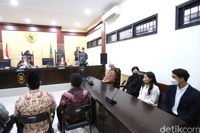 Rachel Vennya Terdakwa Rachel Vennya bersama kekasihnya Salim Nauderer saat menjalani sidang perdana terkait pelanggaran karantina di Pengadilan Negeri Tangerang, Tangerang, Jumat, (10/12).