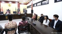 Sidang putusan kasus pelanggaran karantina kesehatan yang dilakukan oleh Rachel Vennya, Salim Nauderer, Maulida Khairunnisa, dan Ovelina Pratiwi digelar di Pengadilan Negeri Tangerang, Jumat (10/12). (Foto: Palevi/detikcom) 