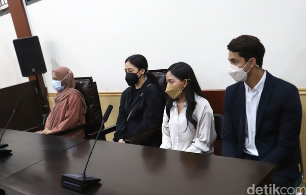 Terdakwa Rachel Vennya bersama kekasihnya Salim Nauderer saat menjalani sidang perdana terkait pelanggaran karantina di Pengadilan Negeri Tangerang, Tangerang, Jumat, (10/12).