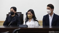 Majelis Hakim menyatakan Rachel Vennya, Salim Nauderer, dan Maulida Khairunnisa terbukti bersalah dan melakukan tindak pidana karena tidak melakukan karantina kesehatan dan menghalangi aturan karantina kesehatan. (Foto: Palevi/detikcom)