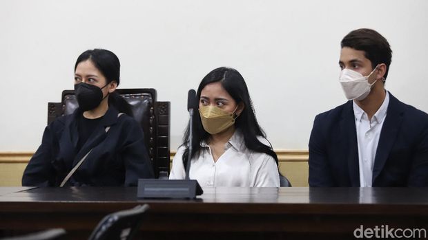 Rachel Vennya Terdakwa Rachel Vennya bersama kekasihnya Salim Nauderer saat menjalani sidang perdana terkait pelanggaran karantina di Pengadilan Negeri Tangerang, Tangerang, Jumat, (10/12).
