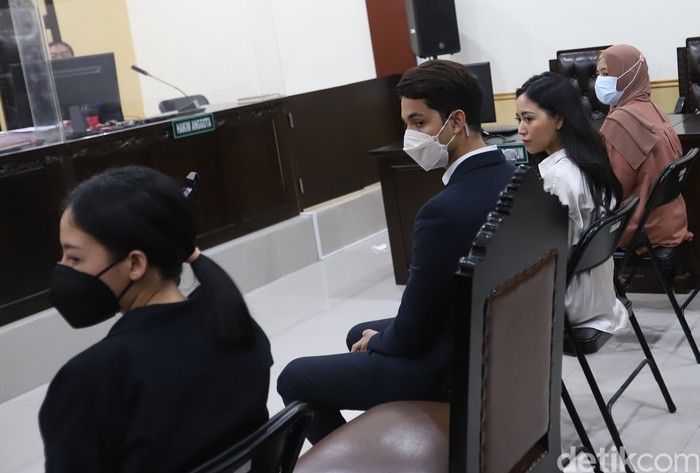 Terdakwa Rachel Vennya bersama kekasihnya Salim Nauderer saat menjalani sidang perdana terkait pelanggaran karantina di Pengadilan Negeri Tangerang, Tangerang, Jumat, (10/12).
