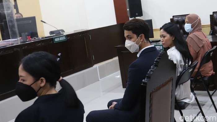 Terdakwa Rachel Vennya bersama kekasihnya Salim Nauderer saat menjalani sidang perdana terkait pelanggaran karantina di Pengadilan Negeri Tangerang, Tangerang, Jumat, (10/12).