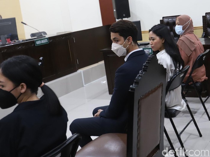 Terdakwa Rachel Vennya bersama kekasihnya Salim Nauderer saat menjalani sidang perdana terkait pelanggaran karantina di Pengadilan Negeri Tangerang, Tangerang, Jumat, (10/12).