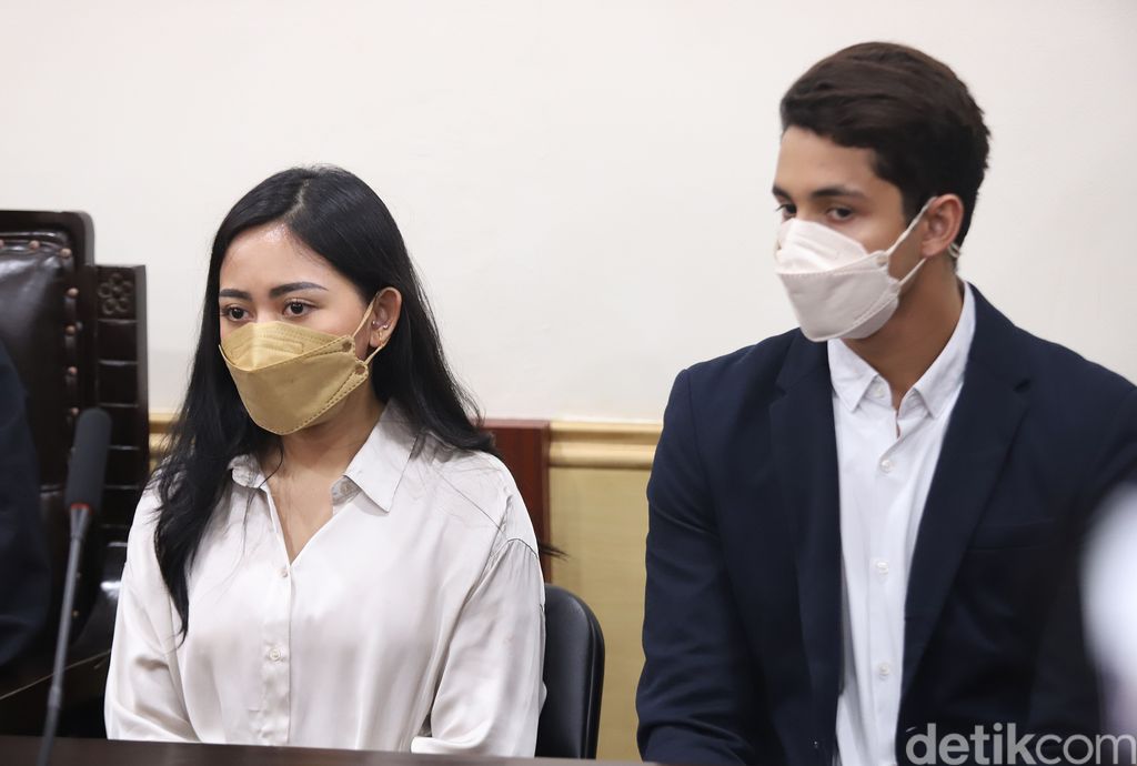 Rachel Vennya Terdakwa Rachel Vennya bersama kekasihnya Salim Nauderer saat menjalani sidang perdana terkait pelanggaran karantina di Pengadilan Negeri Tangerang, Tangerang, Jumat, (10/12).