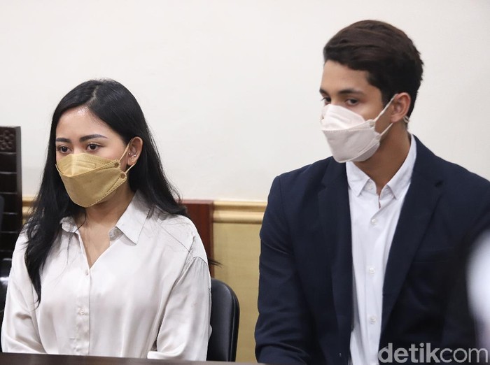 Terdakwa Rachel Vennya bersama kekasihnya Salim Nauderer saat menjalani sidang perdana terkait pelanggaran karantina di Pengadilan Negeri Tangerang, Tangerang, Jumat, (10/12).