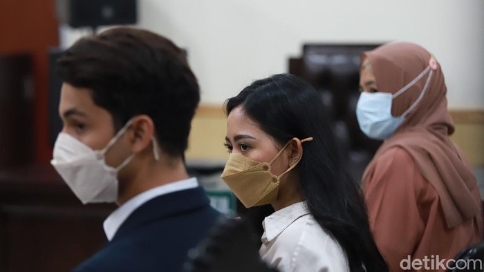 Terdakwa Rachel Vennya bersama kekasihnya Salim Nauderer saat menjalani sidang perdana terkait pelanggaran karantina di Pengadilan Negeri Tangerang, Tangerang, Jumat, (10/12).