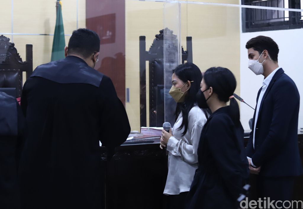 Rachel Vennya Terdakwa Rachel Vennya bersama kekasihnya Salim Nauderer saat menjalani sidang perdana terkait pelanggaran karantina di Pengadilan Negeri Tangerang, Tangerang, Jumat, (10/12).