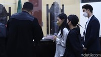 Saya sangat menyesal atas perbuatan saya ini dan saya ingin meminta maaf kepada seluruh masyarakat Indonesia yang telah saya rugikan, ungkap Rachel Vennya saat sidang. (Foto: Palevi/detikcom)