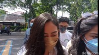 Dalam sidang yang digelar di Pengadilan Negeri Tangerang pada Jumat (12/10/2021) itu Rachel Vennya ditemani sang bunda, Viens Tasman.  Foto: Muhammad Ahsan/detikHOT