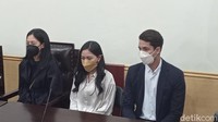Rachel Vennya terlihat tegang saat menjalani sidang kabur dari karantina. Foto: Muhammad Ahsan/detikHOT