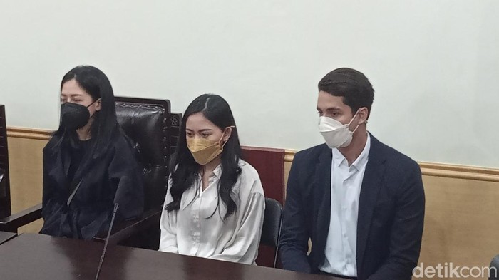 Rachel Vennya Teman-teman memberikan dukungan kepada Rachel Vennya di sidang kabur dari karantina.