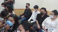 Beberapa sahabat Rachel Vennya yang terlihat hadir di sidang kabur dari karantina. Foto: Muhammad Ahsan/detikHOT
