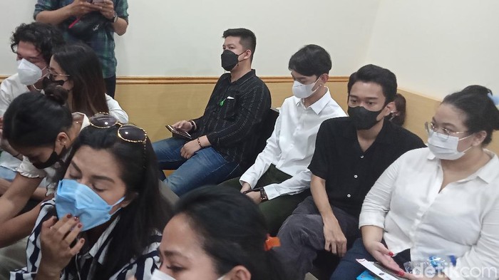 Teman-teman memberikan dukungan kepada Rachel Vennya di sidang kabur dari karantina.