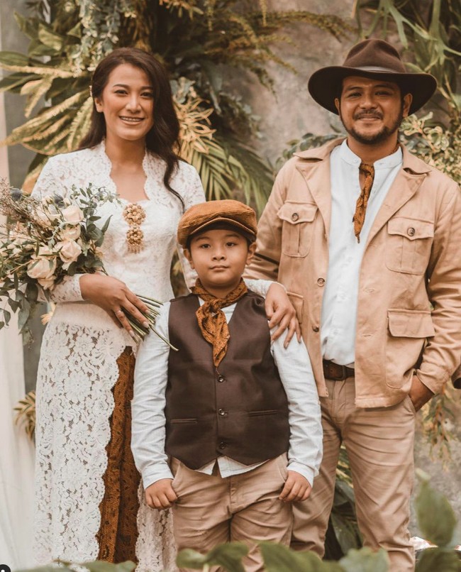 Inilah potret kebersamaan pasangan baru itu bersama putra Ramon, Ganesha. Foto: Instagram Cisya dan Ramon Y Tungka