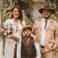 Inilah potret kebersamaan pasangan baru itu bersama putra Ramon, Ganesha. Foto: Instagram Cisya dan Ramon Y Tungka