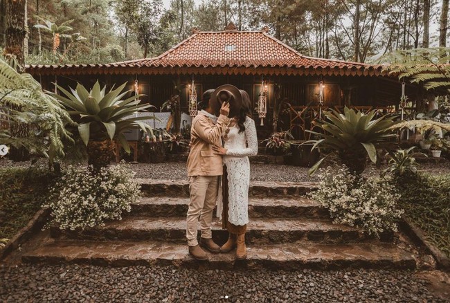 Untuk itu kami memanjakan elemen panca indera seluruh sobat yang hadir darimanapun untuk tak hanya menikmati panorama, hasil tani, aroma pinus, kearifan lokal, serta kentalnya energi hangat khas Jawa Timur, namun juga suguhan orisinil karya tuan rumah, yakni kami berdua yang berkolaborasi bersama para sahabat di Jawa Timur,” tambah Ramon.Foto: Instagram Cisya dan Ramon Y Tungka