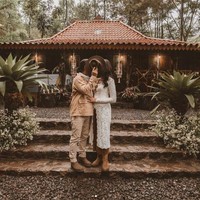 Untuk itu kami memanjakan elemen panca indera seluruh sobat yang hadir darimanapun untuk tak hanya menikmati panorama, hasil tani, aroma pinus, kearifan lokal, serta kentalnya energi hangat khas Jawa Timur, namun juga suguhan orisinil karya tuan rumah, yakni kami berdua yang berkolaborasi bersama para sahabat di Jawa Timur,” tambah Ramon.Foto: Instagram Cisya dan Ramon Y Tungka