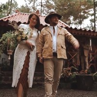 Sementara sang istri Cisya penampilannya tak kalah eksentrik. Dia tampil mengenakan kebaya putih yang dipadankan dengan sepatu boots. Foto: Instagram Cisya dan Ramon Y Tungka
