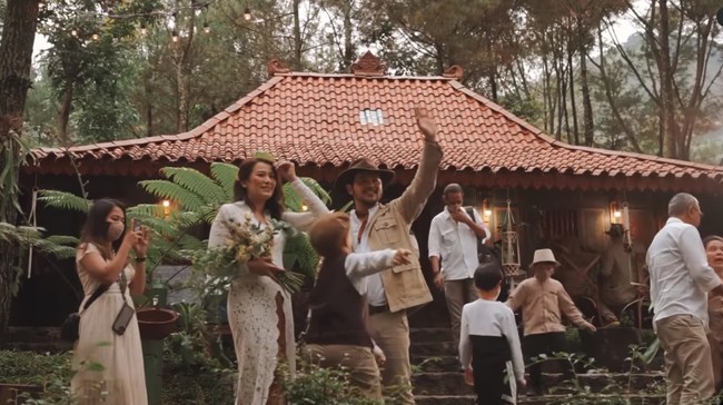 Bertema Glances of The East, pernikahan mantan suami Qory Sandioriva itu digelar intimate. Dengan mengusung pilar conscious & sustainability inilah, definisi intimate wedding versi kami, dengan judul yang menyiratkan semangat kelokalan. Wujud kebanggaan kami akan Jawa Timur,” terang Ramon di Instagramnya. Foto: Instagram Cisya dan Ramon Y Tungka