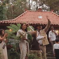 Bertema Glances of The East, pernikahan mantan suami Qory Sandioriva itu digelar intimate. Dengan mengusung pilar conscious & sustainability inilah, definisi intimate wedding versi kami, dengan judul yang menyiratkan semangat kelokalan. Wujud kebanggaan kami akan Jawa Timur,” terang Ramon di Instagramnya. Foto: Instagram Cisya dan Ramon Y Tungka