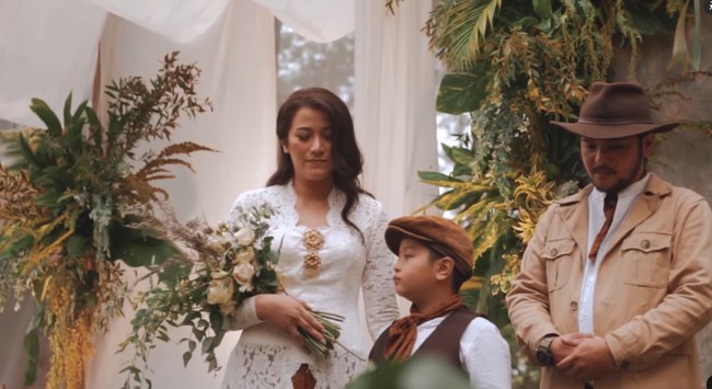 Ramon Y. Tungka menikahi wanita bernama Cisya di Pasuruan, Jawa Timur. Ramon baru saja memperlihatkan foto-foto pernikahan uniknya di Instagram yang digelar di Kedai Hutan Cempaka. Foto: Instagram Cisya dan Ramon Y Tungka